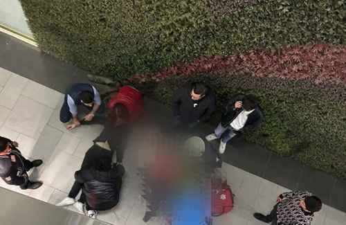 Videos: ¡Terrible! Joven sufre lamentable accidente en plaza Pabellón Metepec